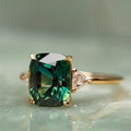 Elegantes Smaragd Mit Eingelegtem Quadratischem Zirkonring