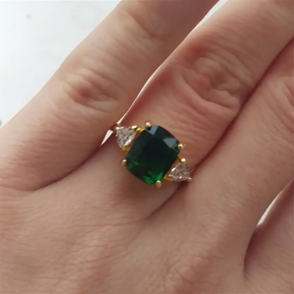 Elegantes Smaragd Mit Eingelegtem Quadratischem Zirkonring