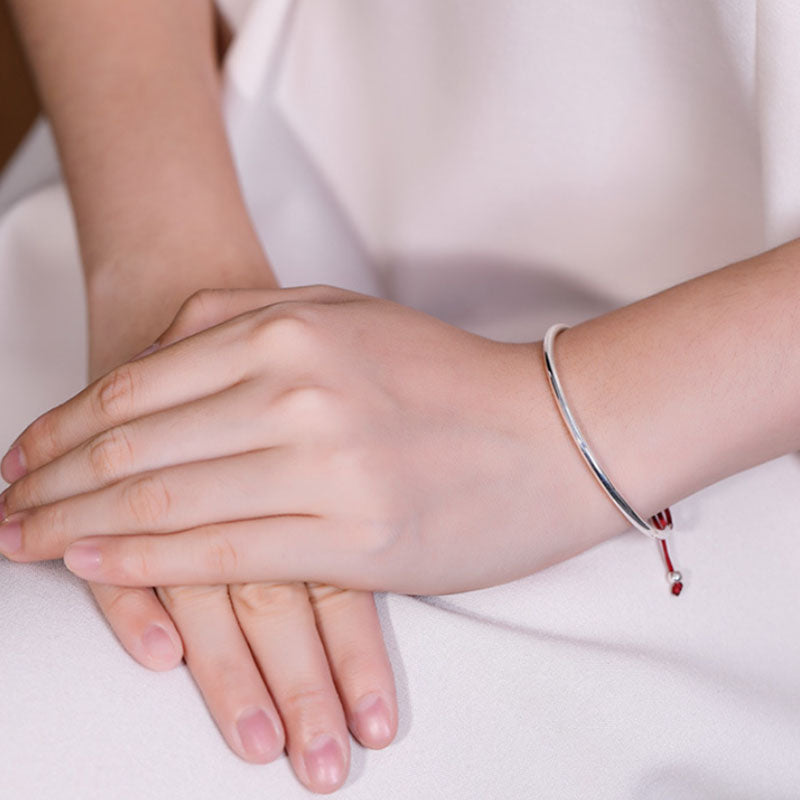 Chavri-Armband aus 925er-Sterlingsilber mit roter Schnur und heilendem Knoten