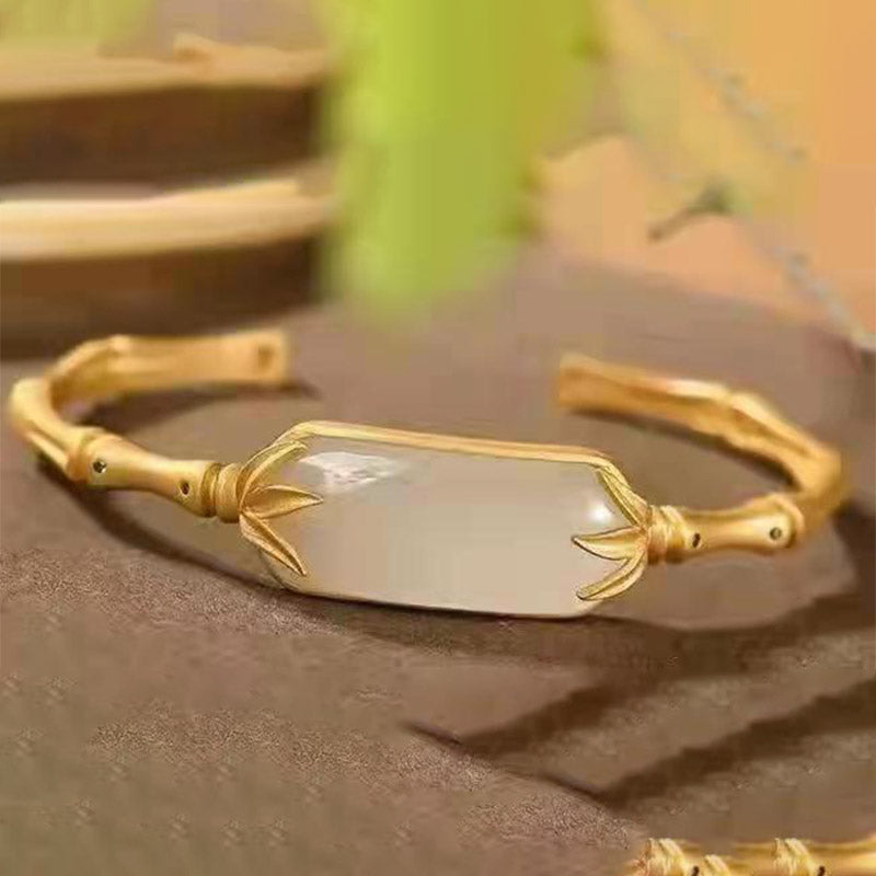 Chavri Glücksarmband aus 925er Sterlingsilber mit weißer Jade, verstellbarer Armreif