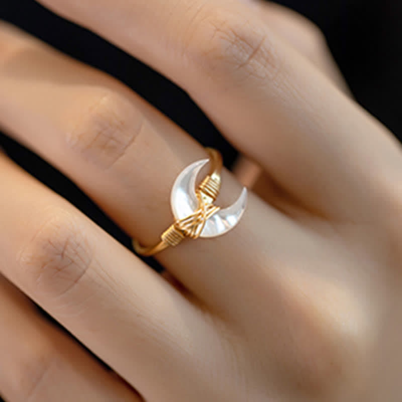 Chavri Natural Tridacna Stone Moon 14K Gold Segensring