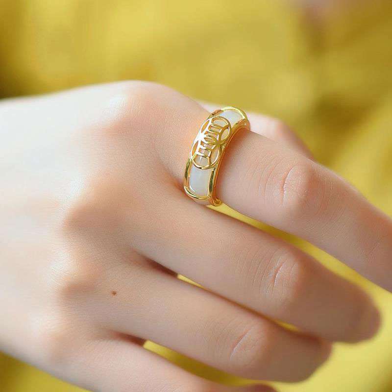 Chavri Glücksring-Halskette aus weißer Jade