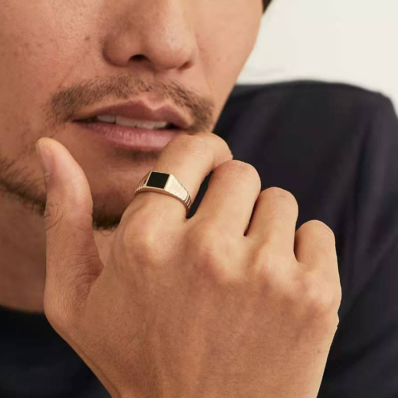 Schwarzes Etikett Black Signet Ring