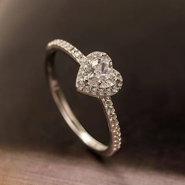 Eleganter Herzring mit künstlichem Zirkonia in Platinoptik aus 925er Sterlingsilber für Damen