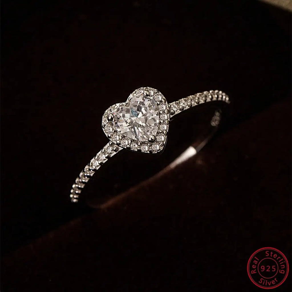 Eleganter Herzring mit künstlichem Zirkonia in Platinoptik aus 925er Sterlingsilber für Damen