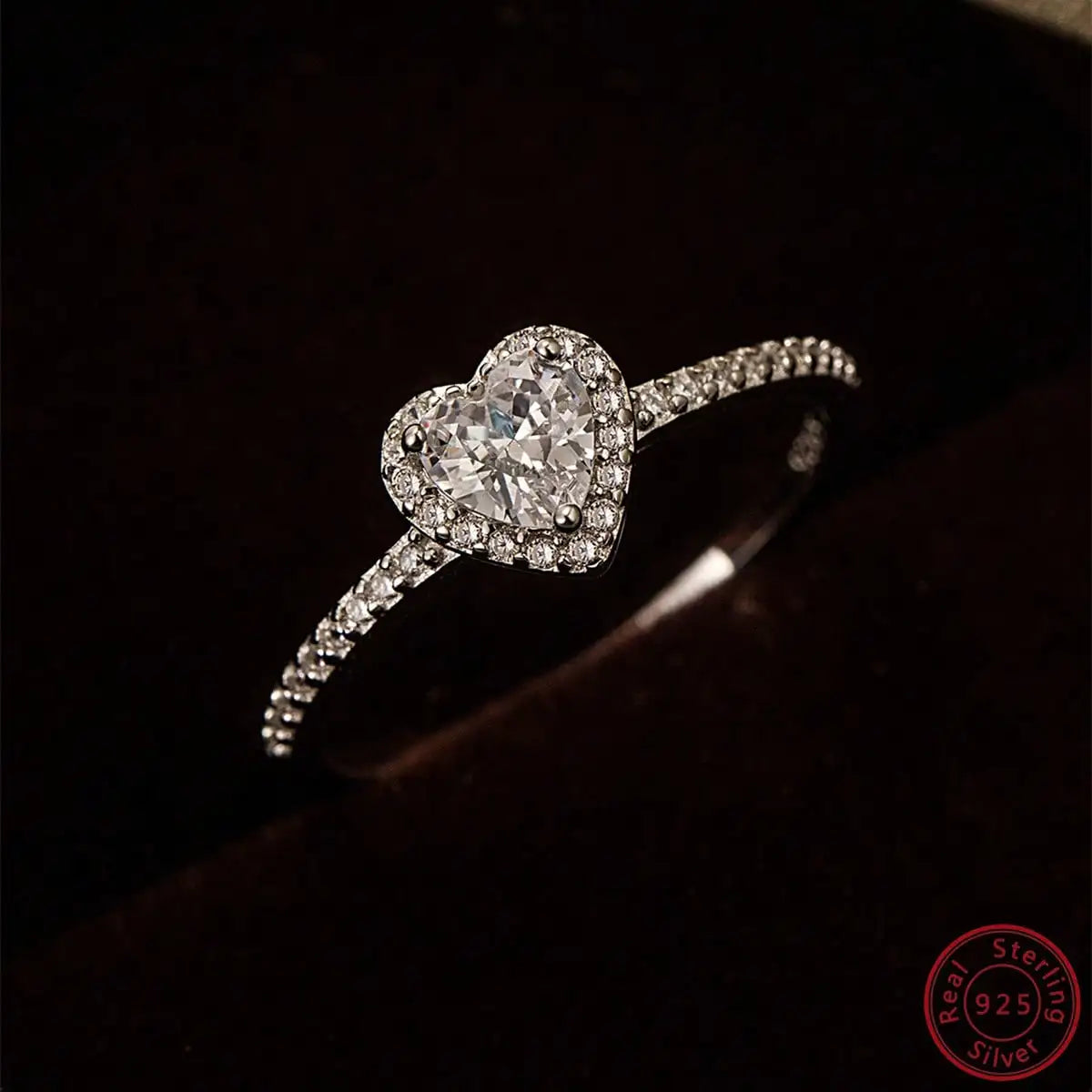 Eleganter Herzring mit künstlichem Zirkonia in Platinoptik aus 925er Sterlingsilber für Damen