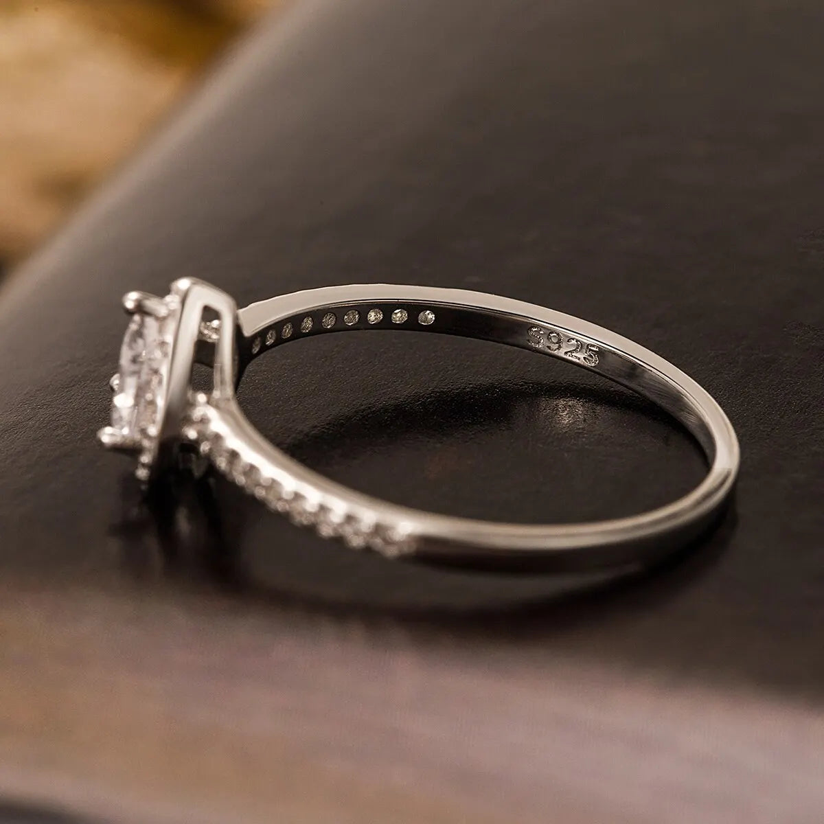 Eleganter Herzring mit künstlichem Zirkonia in Platinoptik aus 925er Sterlingsilber für Damen