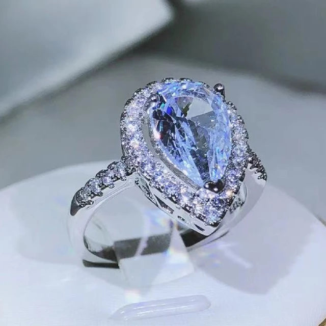 Eleganter und exquisiter Tropfen-förmiger Ring aus weißem Zirkon und Diamanten für Damenmode-Schmuck am Valentinstag