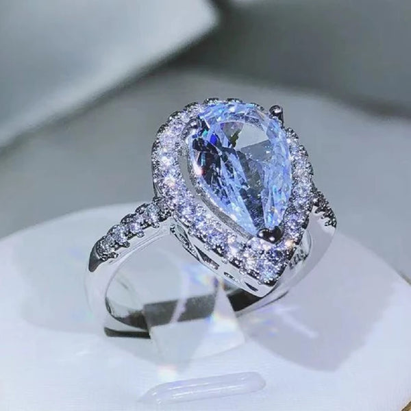 Eleganter und exquisiter Tropfen-förmiger Ring aus weißem Zirkon und Diamanten für Damenmode-Schmuck am Valentinstag