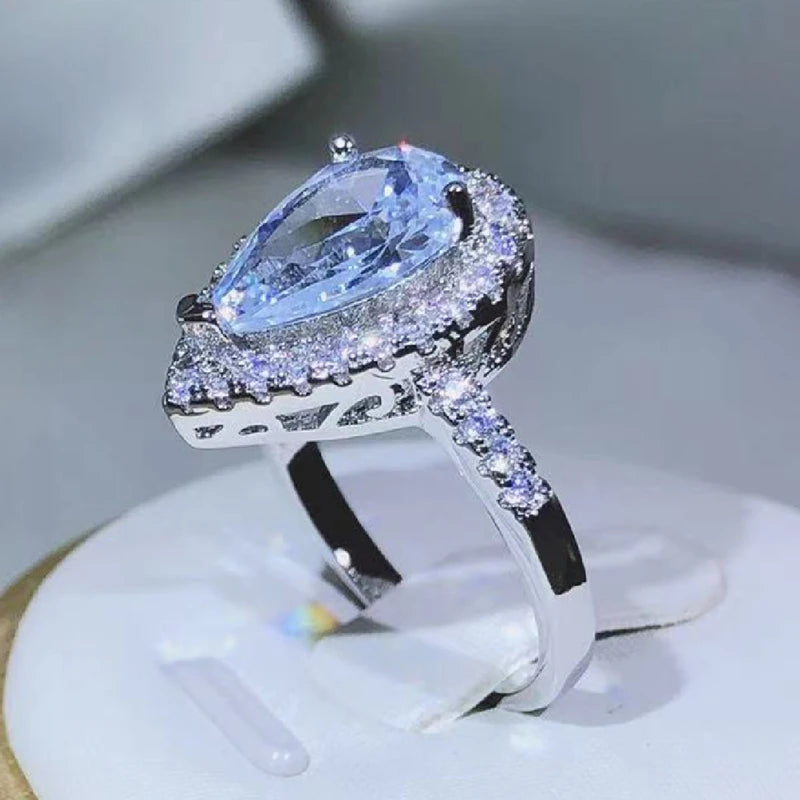 Eleganter und exquisiter Tropfen-förmiger Ring aus weißem Zirkon und Diamanten für Damenmode-Schmuck am Valentinstag