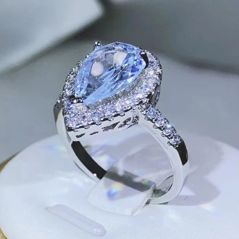 Eleganter und exquisiter Tropfen-förmiger Ring aus weißem Zirkon und Diamanten für Damenmode-Schmuck am Valentinstag