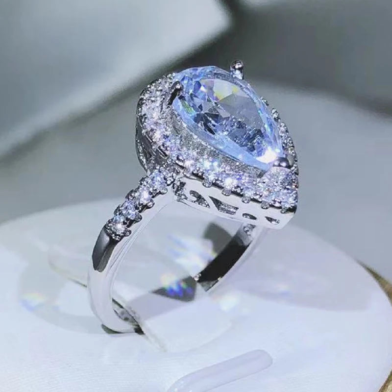 Eleganter und exquisiter Tropfen-förmiger Ring aus weißem Zirkon und Diamanten für Damenmode-Schmuck am Valentinstag