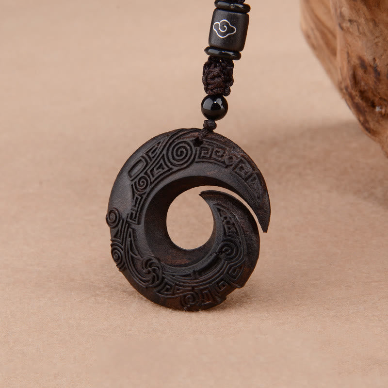 Chavri, kleines Blatt, rotes Sandelholz, Ebenholz, „One's Luck Improves Design“, Patern Protection Halskettenanhänger