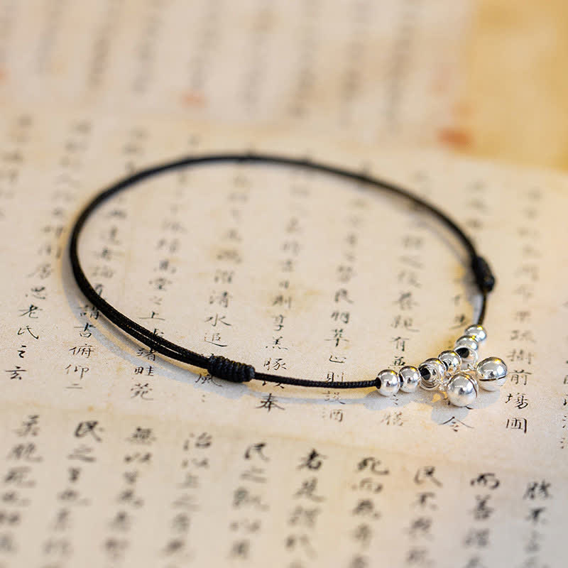 Chavri Fußkettchen aus 925er-Sterlingsilber mit rotem Schnurgeflecht und Glockenanhänger