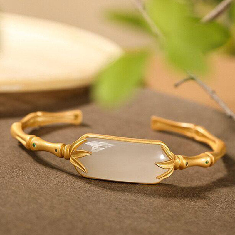 Chavri Glücksarmband aus 925er Sterlingsilber mit weißer Jade, verstellbarer Armreif