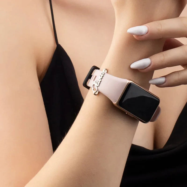 Kreative Uhrenschlaufe für Apple Watch aus Edelstahl mit individuellem Namen