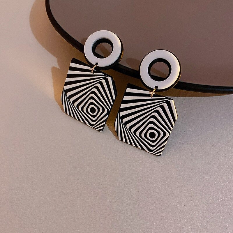 Künstlerische Und Hypnotische Schwarz Weiße Geometrische Tropfenohrringe