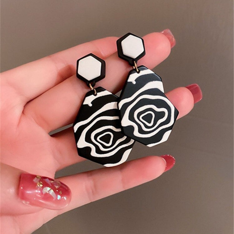 Künstlerische Und Hypnotische Schwarz Weiße Geometrische Tropfenohrringe