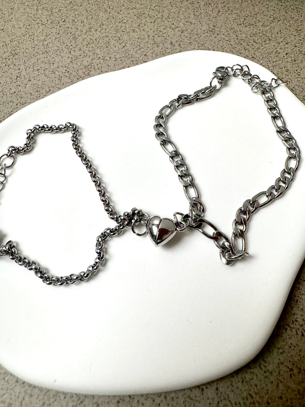 Buchstabenring und Magnetische Partnerarmbänder mit Rosenbox Set I Setpreis