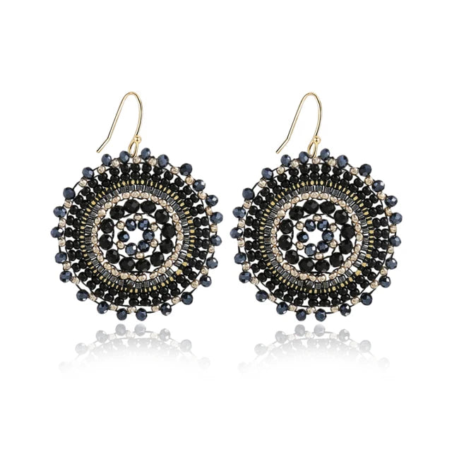 Bunte Kristallperlen-Ohrringe im Bohemia-Stil von Badu - Handgefertigter Schmuck aus Häkelarbeit mit Saatperlen - Geschenk für Frauen