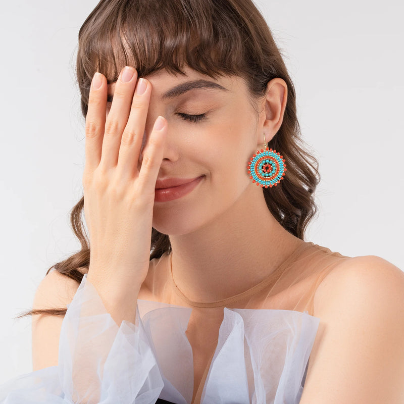 Bunte Kristallperlen-Ohrringe im Bohemia-Stil von Badu - Handgefertigter Schmuck aus Häkelarbeit mit Saatperlen - Geschenk für Frauen