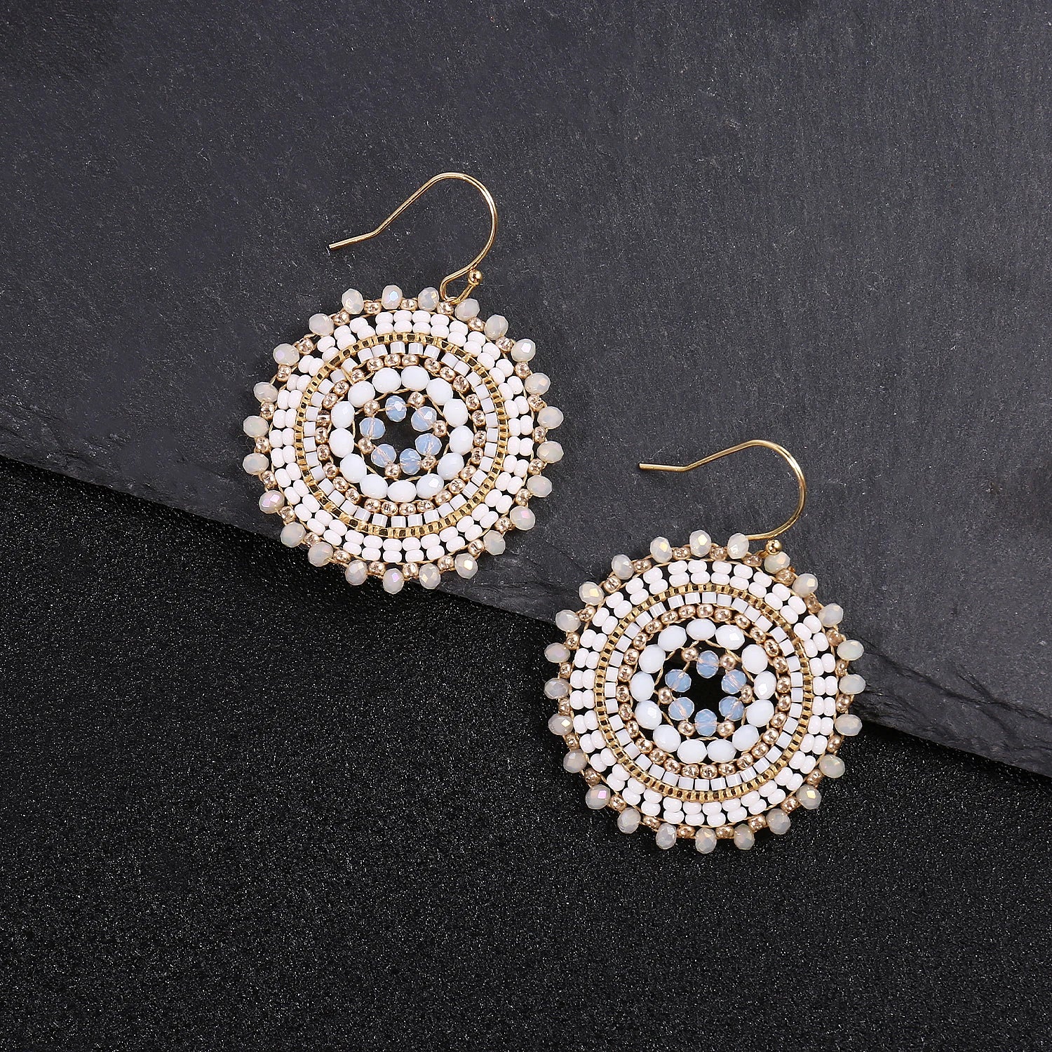 Bunte Kristallperlen-Ohrringe im Bohemia-Stil von Badu - Handgefertigter Schmuck aus Häkelarbeit mit Saatperlen - Geschenk für Frauen