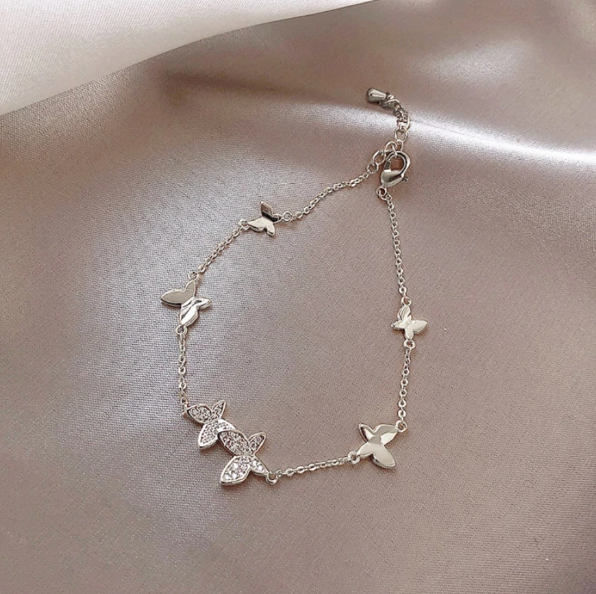 Armband mit mehreren Schmetterlingen