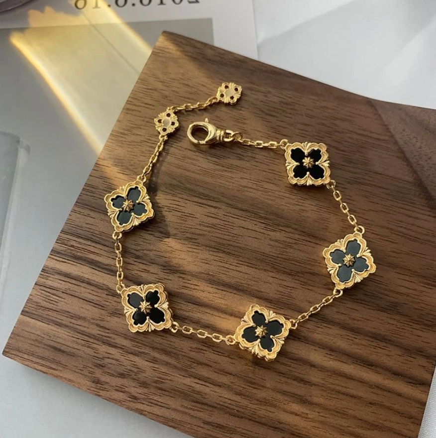 Markantes Armband in verschiedenen Farben