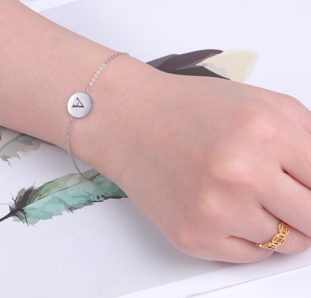 Armband mit Buchstabenanhänger