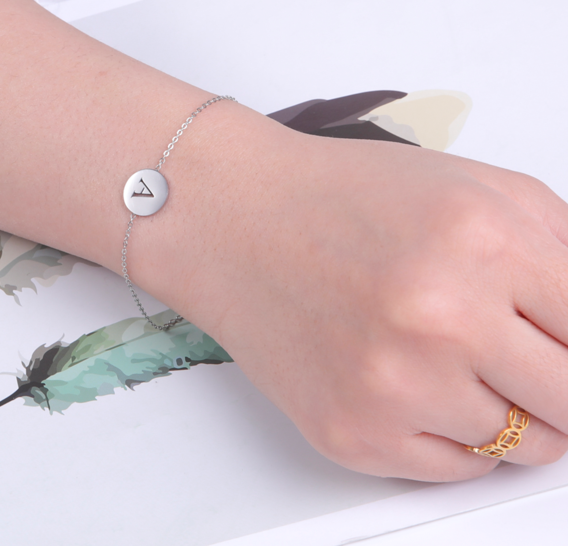 Armband mit Buchstabenanhänger