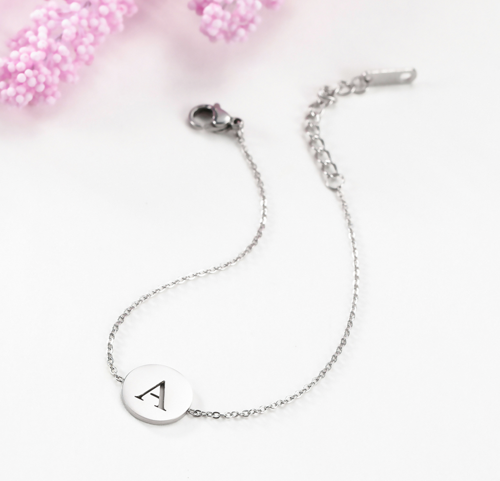 Armband mit Buchstabenanhänger