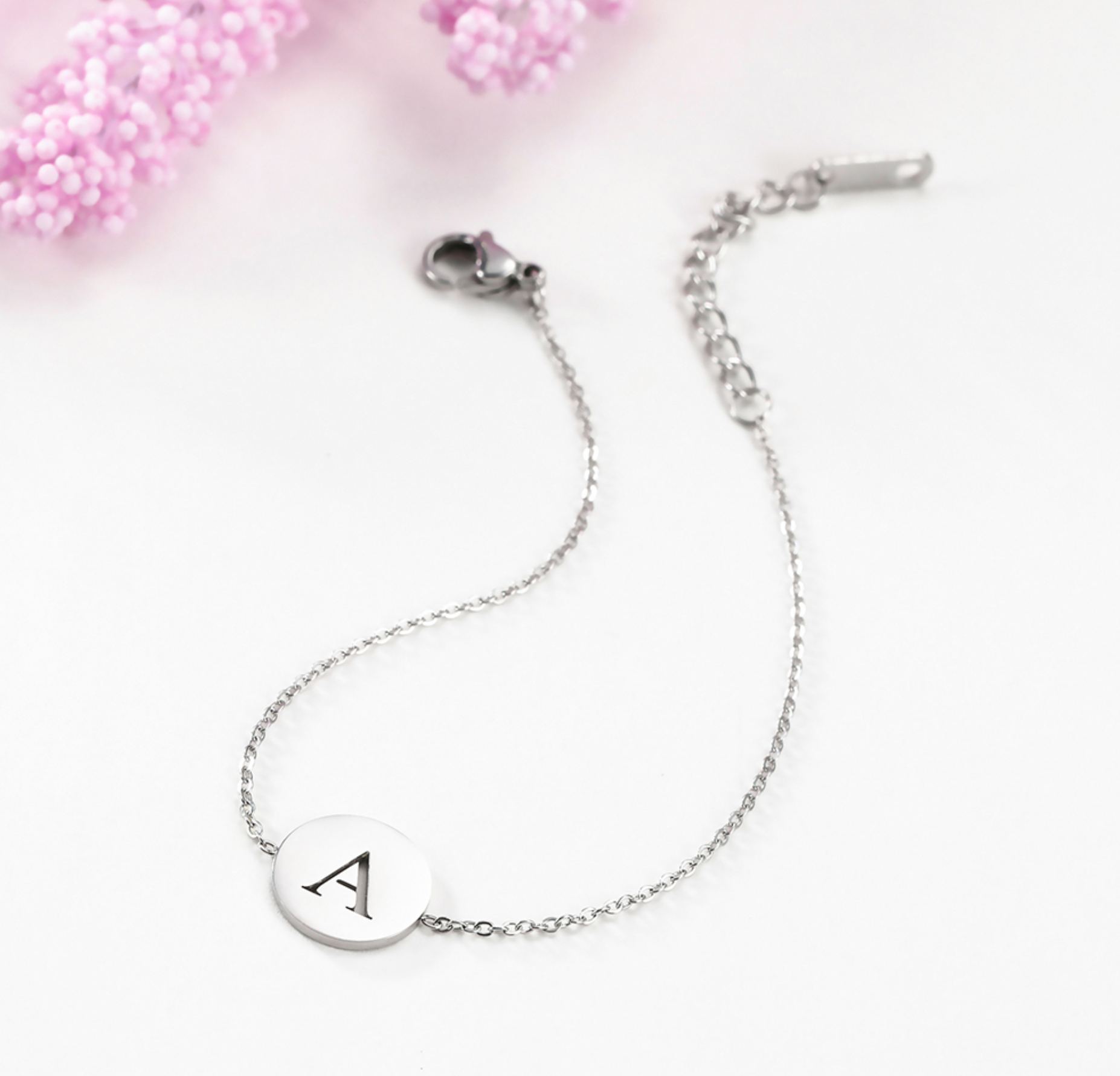 Armband mit Buchstabenanhänger