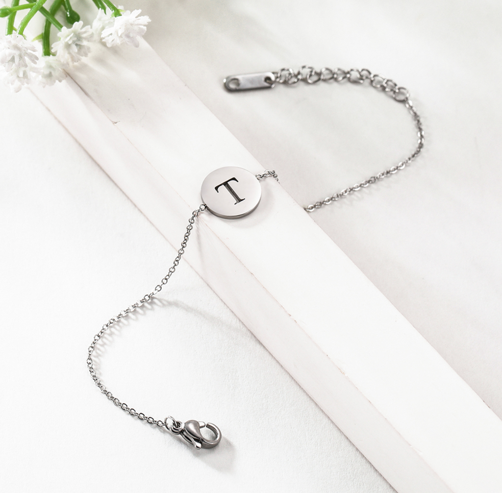 Armband mit Buchstabenanhänger