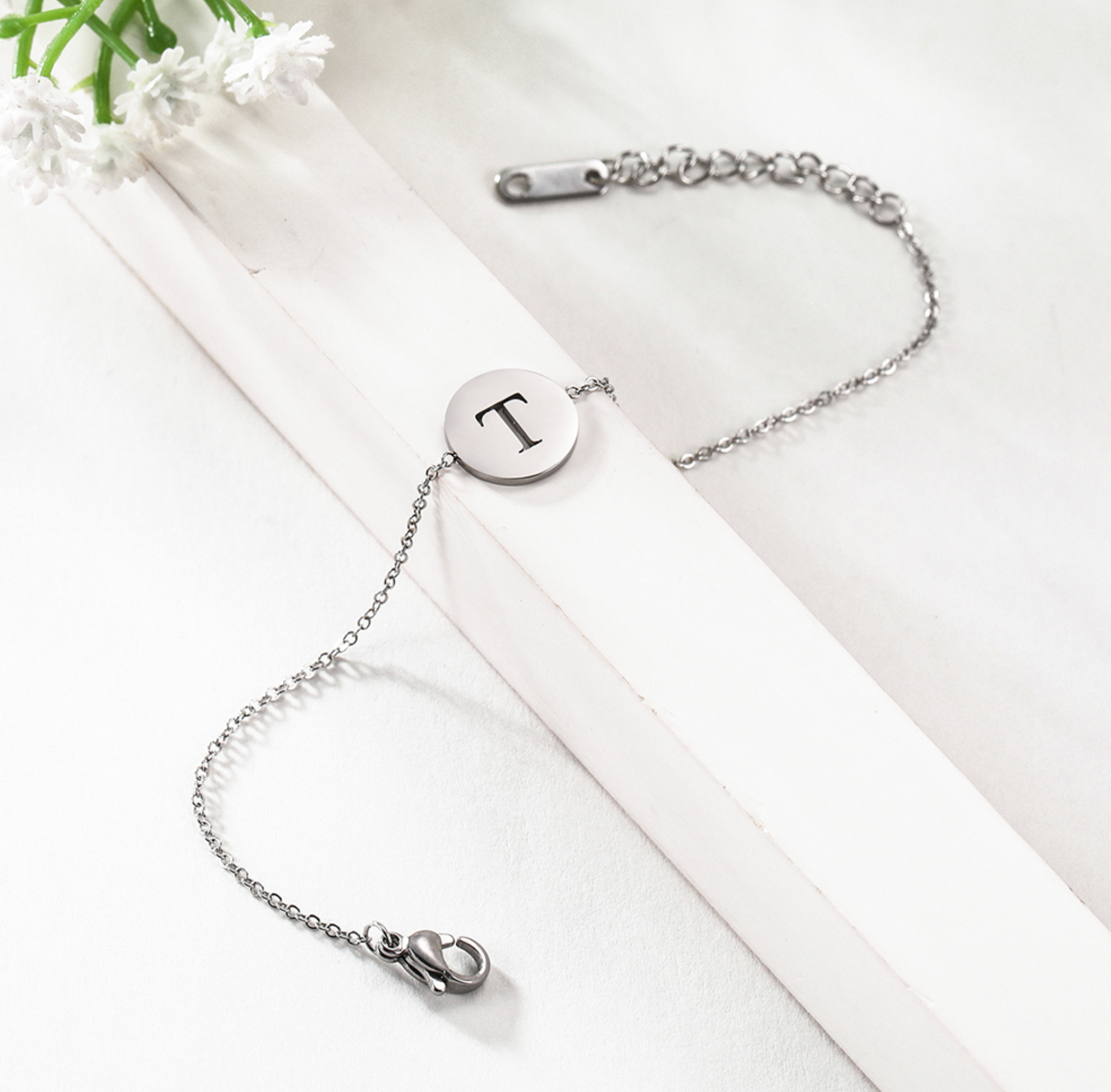 Armband mit Buchstabenanhänger