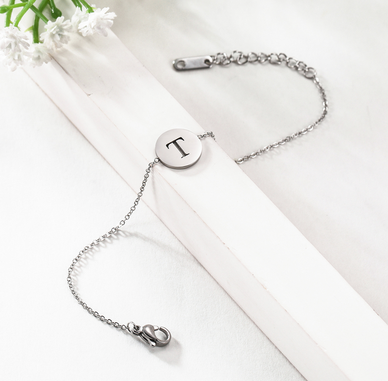 Armband mit Buchstabenanhänger