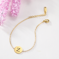 Armband mit Buchstabenanhänger