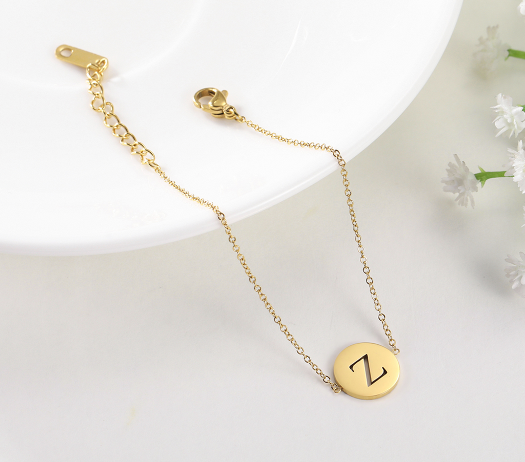 Armband mit Buchstabenanhänger