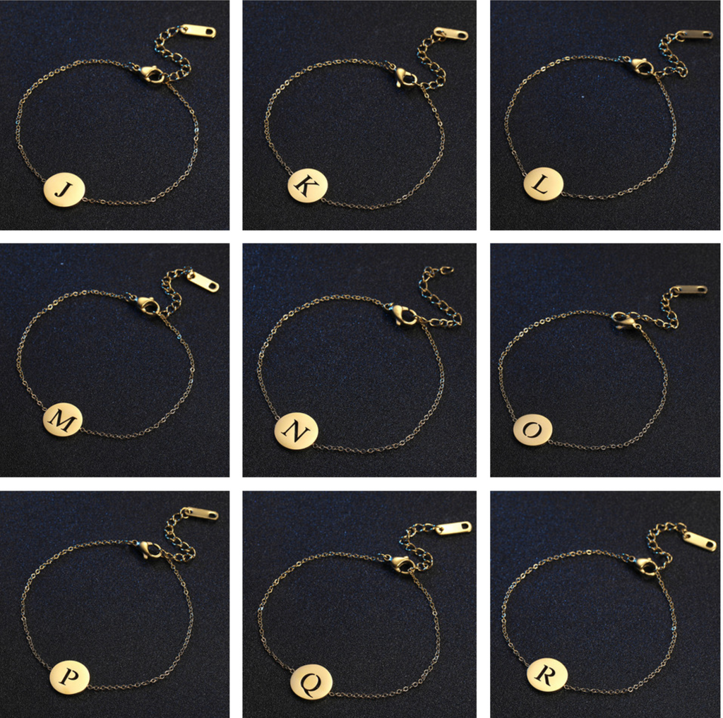 Armband mit Buchstabenanhänger