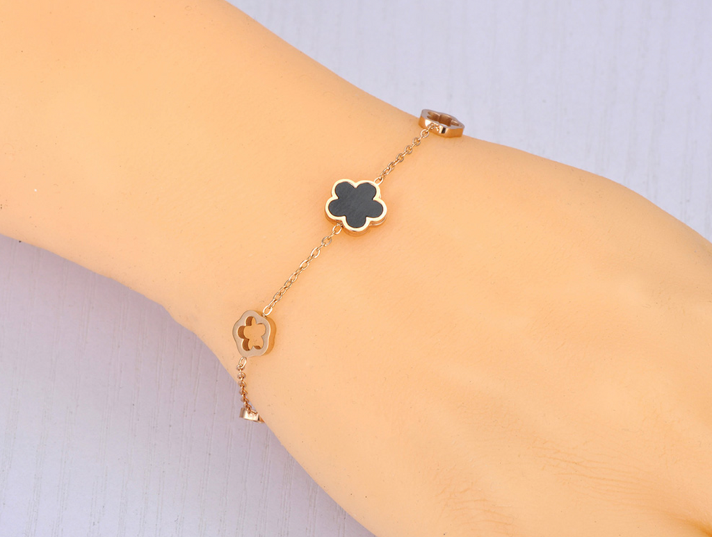 Armband mit Blume und weiteren Anhängern