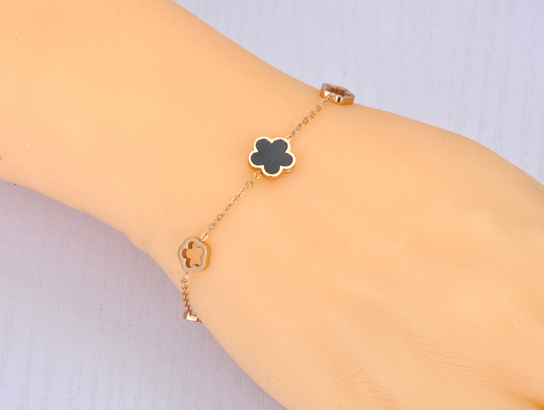 Armband mit Blume und weiteren Anhängern