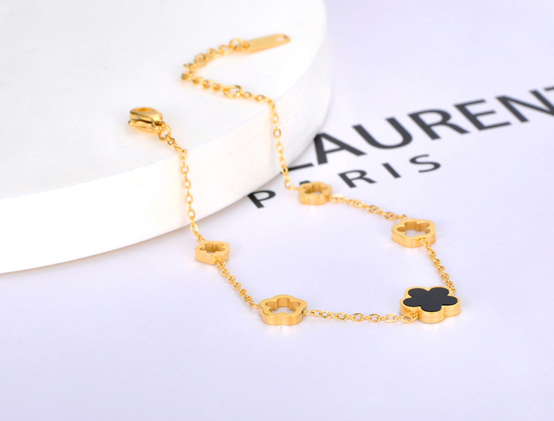 Armband mit Blume und weiteren Anhängern