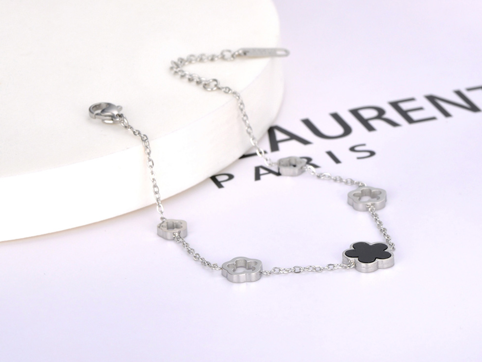 Armband mit Blume und weiteren Anhängern