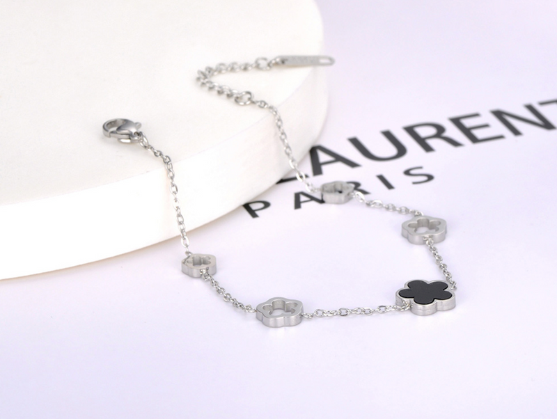 Armband mit Blume und weiteren Anhängern