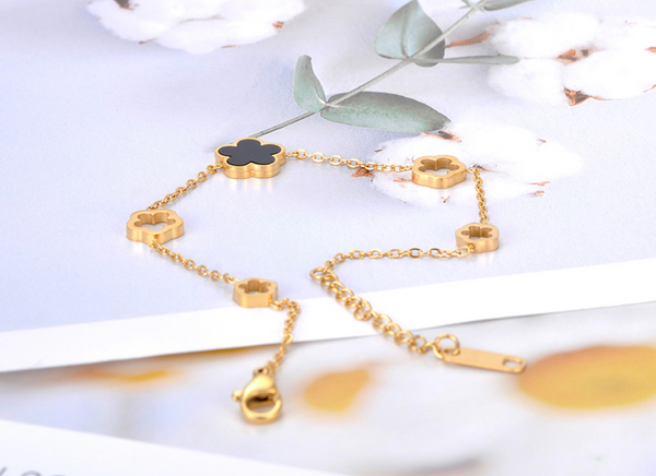 Armband mit Blume und weiteren Anhängern