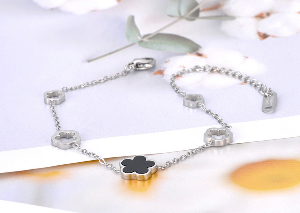 Armband mit Blume und weiteren Anhängern