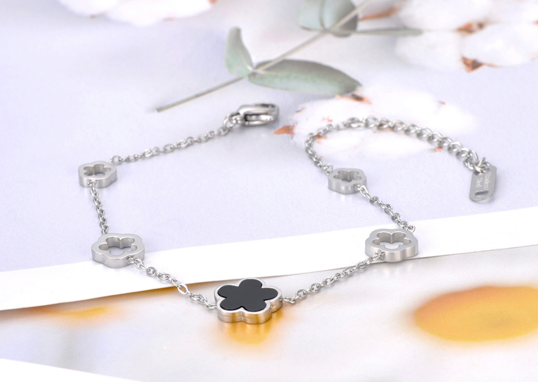 Armband mit Blume und weiteren Anhängern