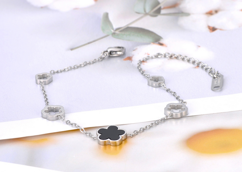 Armband mit Blume und weiteren Anhängern