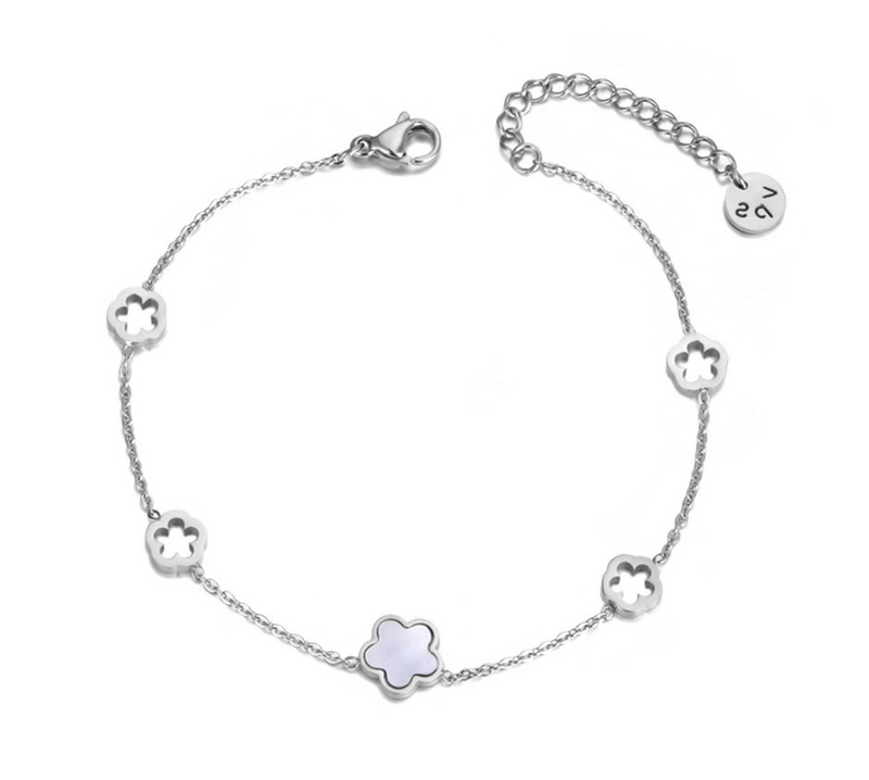 Armband mit Blume und weiteren Anhängern