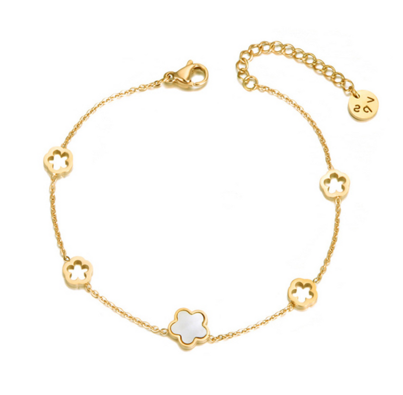 Armband mit Blume und weiteren Anhängern