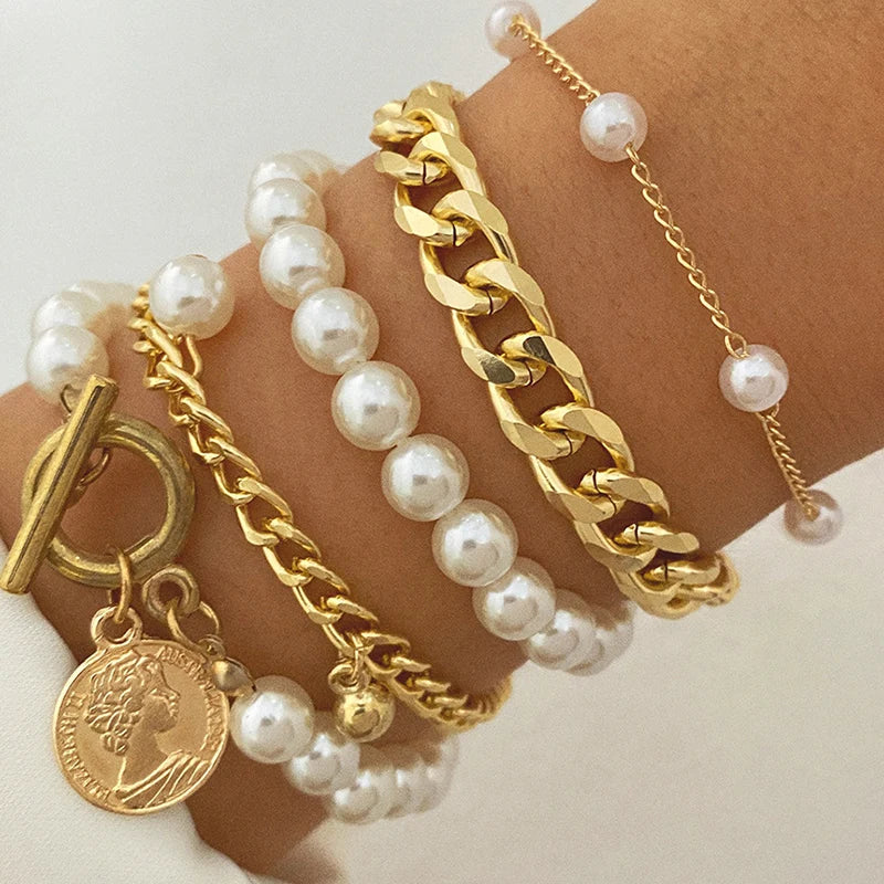 Boho Fashion Armbänder für Frauen - Vintage Schmuck mit geometrischen Perlen, Anhänger mit menschlichem Kopf und Münze in Goldfarbe - Geschenk für Damen